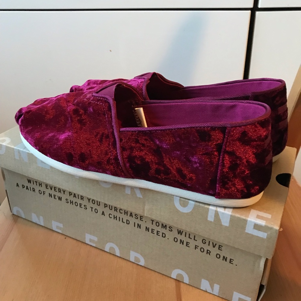 TOMS Crushed Black Cherry Velvet Slip-On - Picture 6 of 6